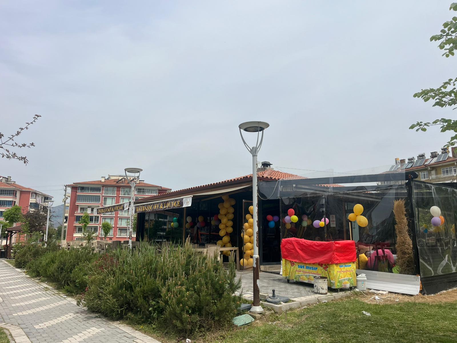 İşletme girişi ve teras görünümü
