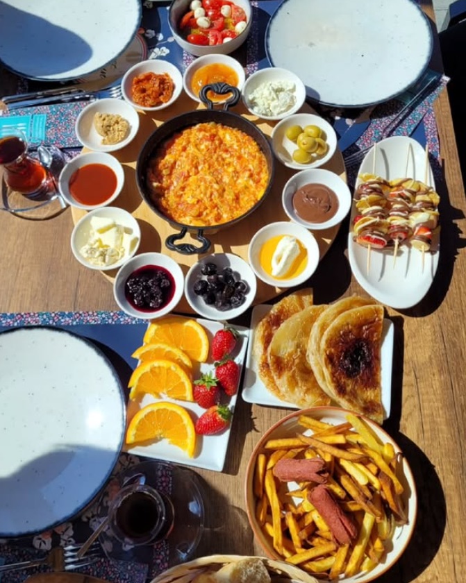 Kahvaltı ve serpme lezzetler